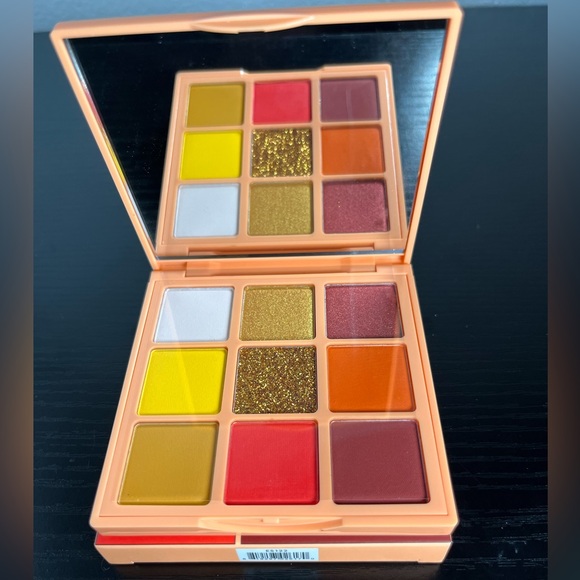Amore Eyeshadow Palette - Picture 1 of 2